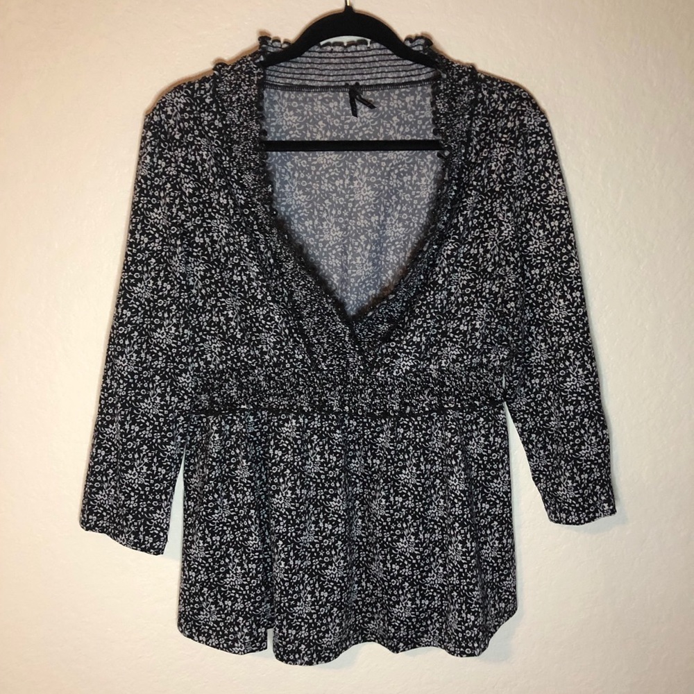 Lapis Blouse Floral Ruffle V Neck Black & White Top Sz L EUC 3/4 Sleeves